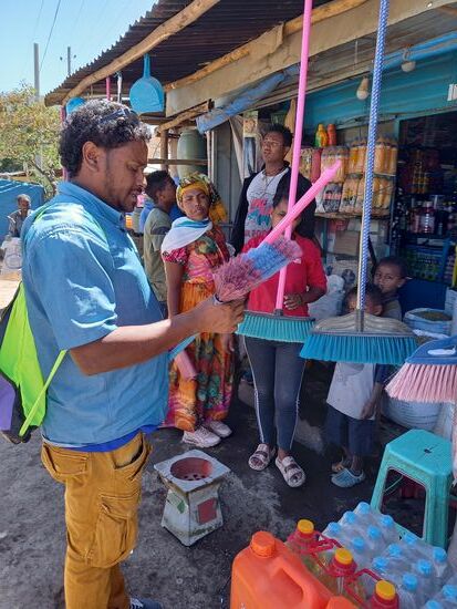 Dann noch einen Besen und Wischmopp und dann fahren wir zum Waisenhaus.