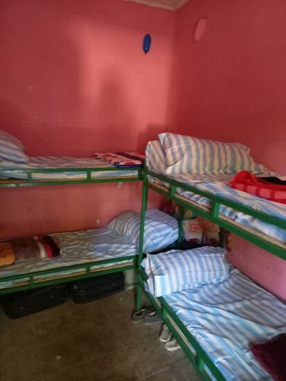 Wir machen uns sofort an die Arbeit. Betten beziehen und etwas putzen und schon sieht alles gut aus.