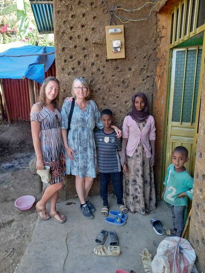 Danach verteilen wir noch das Öl an die Familie in der Stayehu wohnt.