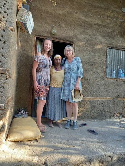 Auch die Oma von Dawit bekommt Öl. Sie berichtet uns darüber, das Dawit immer noch Ohrenschmerzen hat. Eine Ohrenoperation haben wir bereits möglich gemacht.  Doch nun bereitet das andere Ohr Probleme.  Die Oma bittet um Hilfe, aber wir können nichts versprechen,  denn so eine OP ist teuer.