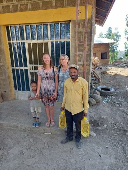 Das letzte Öl wird übergeben.  Die kleine Beti freut sich über unseren Besuch.