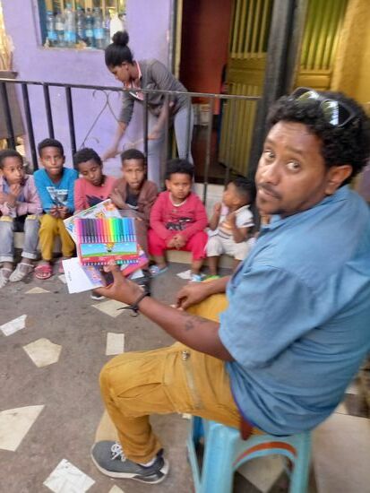 Die Malutensilien haben uns Paten der Kinder mit auf den Weg gegeben.