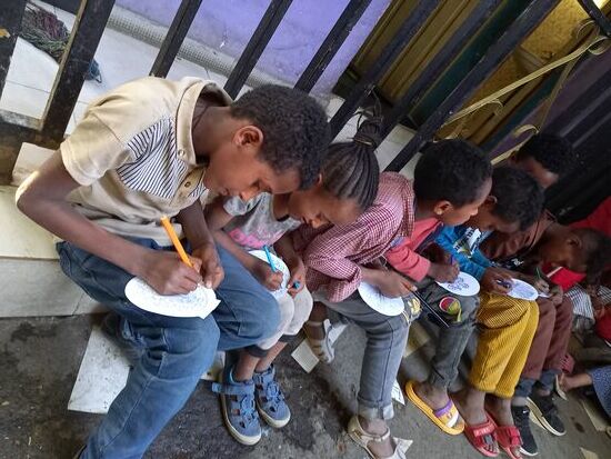 Die Kinder sitzen wie aufgeschnürt und malen