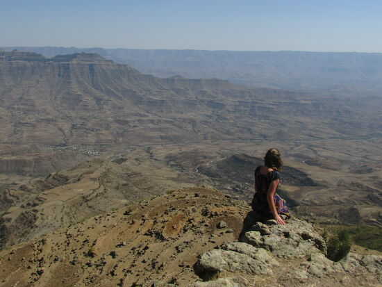 Sara setzt sich zu unserem Entsetzten auf einen Felsvorsprung - wir sind froh, als sie da heil wieder runter ist.