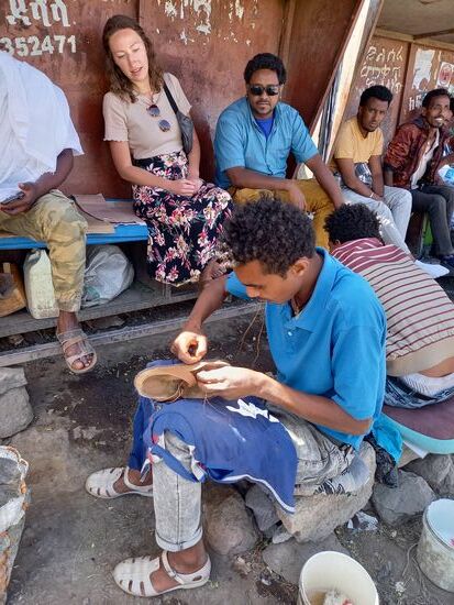 Dann lässt Sara ihre geliebten Sandalen reparieren und Happy und ich lassen bei der Gelegenheit unsere Schuhe putzen.