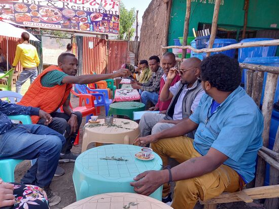 Dann gibt es einen Kaffee. In der Regel sitzen hier nur Männer.