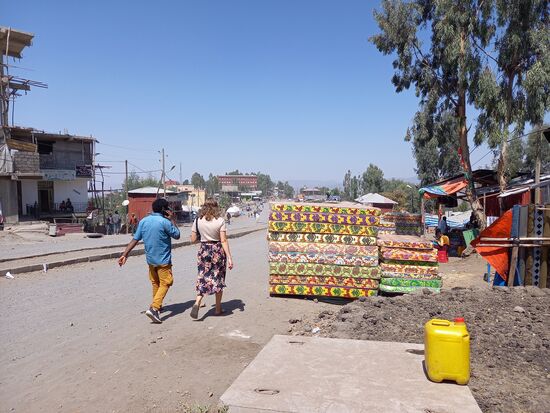Entlang unzähliger Verkaufsstände geht es weiter ...