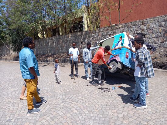 Fahrzeugreparaturen direkt auf der Straße.