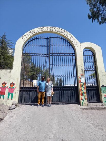 Hier gehen Kaley und Ananiya in den Kindergarten.