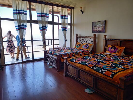 Die Zimmer sind wirklich geräumig und schön eingerichtet.