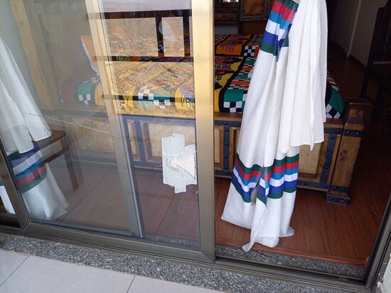 Dann zeigt uns Beyene eine Einschussstelle aus dem Krieg. Das macht mich betroffen.