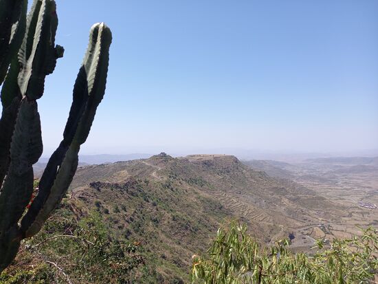 Vom Balkon aus, hat man eine wunderschöne Aussicht auf die Berge.