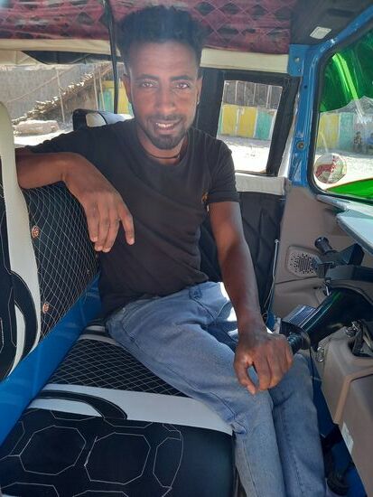 Maluki ist unser stätiger Begleiter, sozusagen der TucTuc Fahrer unseres Vertrauens. Vor dem Krieg hat er als Kellner im Hotel Seven Olives gearbeitet. Da es aber im Moment kaum Tourismus gibt, muss er nun sein Geld als TucTuc Fahrer verdienen.