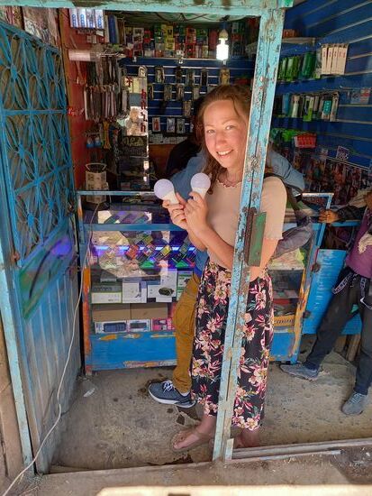 Wir besorgen noch ein paar Glühbirnen für das Waisenhaus.