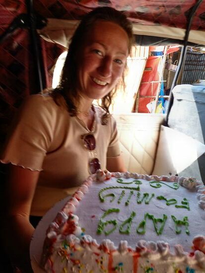 Anschließend holen wir die Abschiedstorte ab. Ich sehe dem Transport im TucTuc etwas misstrauisch entgegen - wenn das mal gut geht.