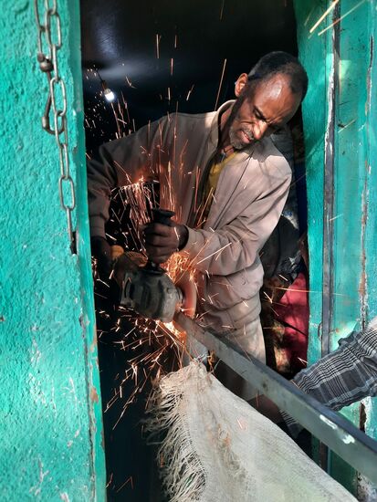 Währenddessen ist auch Jemand gekommen, der die Türen richtet.