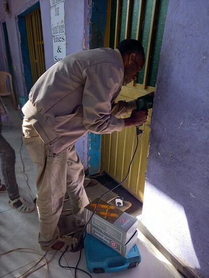 Auch die neuen Türklinken werden montiert.