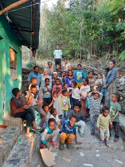 Ehe wir den Kuchen verteilen, gibt es noch ein Gruppenbild.