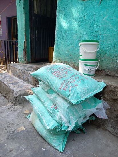 Die Farbe und Gips für die Küche ist auch eingetroffen.