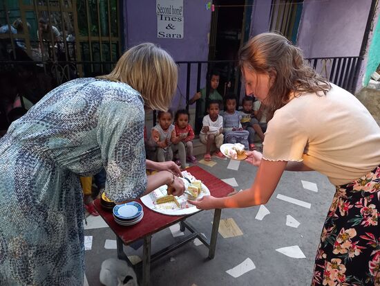 Die Kinder warten schon gespannt auf den Kuchen, denn das hatten sie schon extrem lang nicht mehr. Zum Glück ist die Torte heil angekommen  
