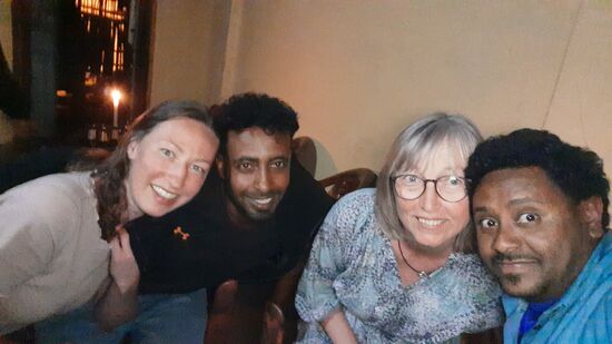 Abends gehen wir feiern. Shoulder Dancing in einem lokalen Lokal.