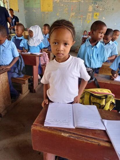 In der ersten Reihe sitzt Hossiana