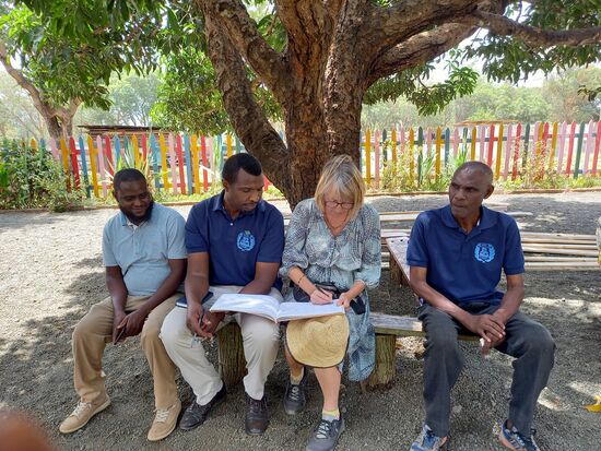 Zum Schluss trage ich mich ins Gästebuch ein.