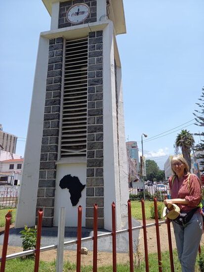 Der kleine Turm wurde einst von Coca Cola gesponsert und steht inmitten der Stadt.