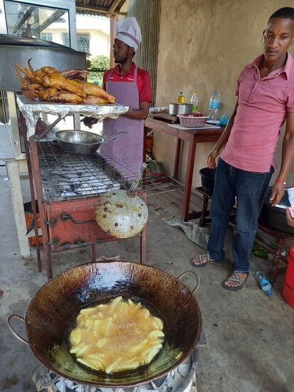 Da pruzzeln die Chips, die anschließend mit Ei überbacken werden. Dieses Essen gehört zur traditionellen Küche von Tansania.