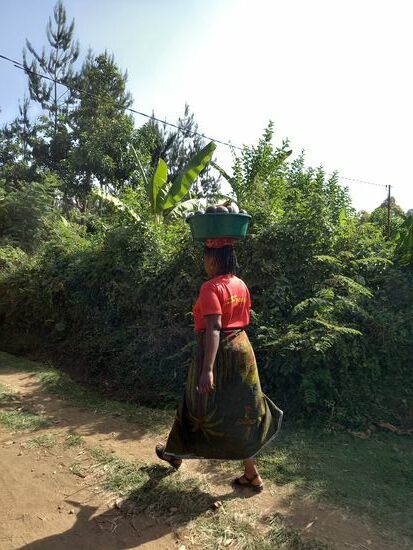 Es gibt Dinge die erstaunen mich immer wieder. Was diese Frauen kilometerweit auf ihren Köpfen tragen ist unglaublich.