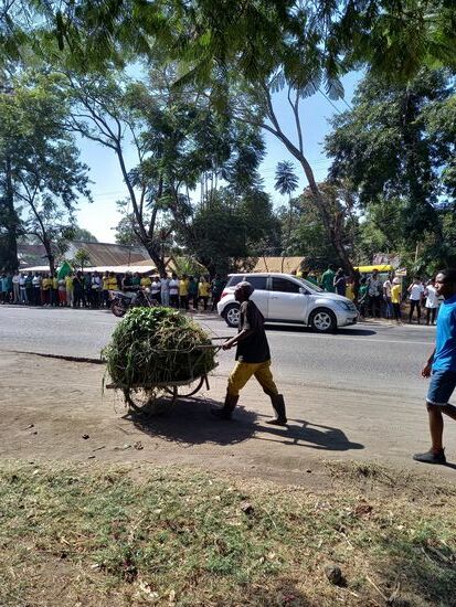 Die meisten Einheimischen gehen aber einfach ihrer Arbeit nach.