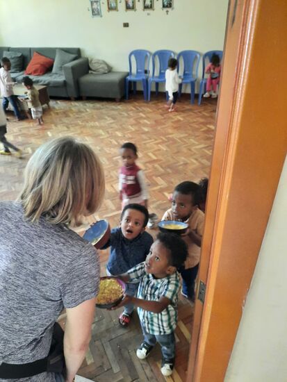 Die Kleinen sind gerade am Essen als ich herein komme. Sofort wollen sie ihr Essen mit mir teilen.