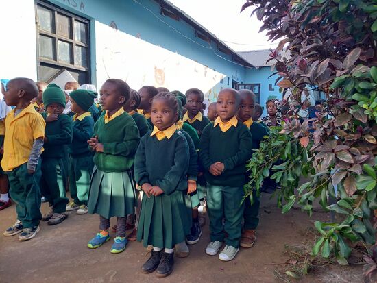 Als erstes folgt ein kleines Morgendritual mit Gesang und Danksagung.