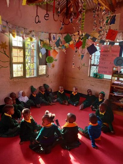 Es gibt vier Klassenräume.