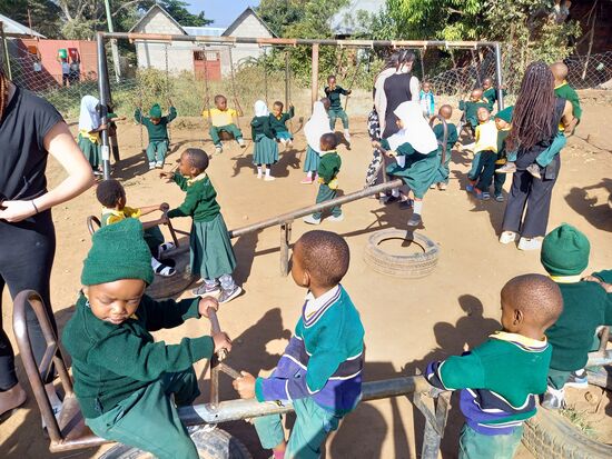 Zweimal täglich geht es raus auf den Spielplatz.