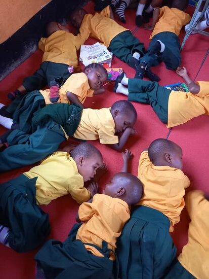 Schließlich sind alle so erschöpft, daß sie schlafen.