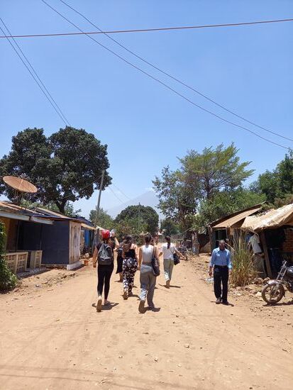 Mit Blick auf den Mount Meru geht es zurück zum Hostel.