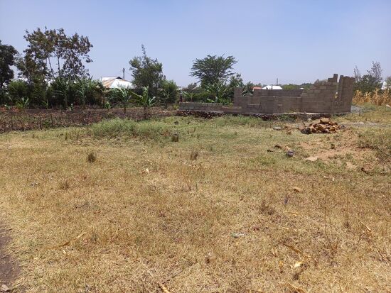 Damien zeigt mir noch den Platz seiner Vision. Das Gebäude von Relini ist gemietet. Hier möchte er sein eigenes Day Care bauen.