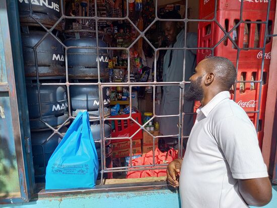 Die kleinen Geschäfte bestehen aus einem winzigen Raum, in dem möglichst viel reingestopft wird. Der Verkauf findet am Gitterfenster statt.