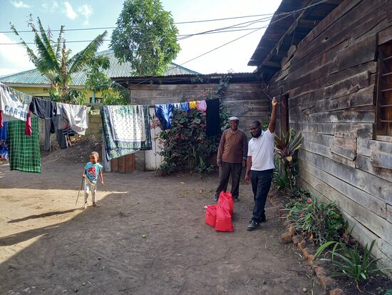 Als erstes gehen wir zu William. Dort treffen wir zunächst auf den Großvater. William ist noch auf dem Weg zurück von der Schule. Damit er nicht bummelt, geht der Großvater ihm entgegen.