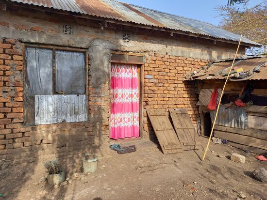 Hier ist Hossiana Zuhause. In diesem einfachen, kleinen Haus ohne Wasseranschluß lebt sie zusammen mit ihren Eltern und zwei älteren Geschwistern.