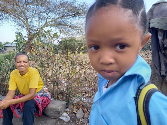 Hossiana ist sehr schüchtern. Die Mutter strahlt über das ganze Gesicht und freut sich über die Mitbringsel.