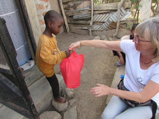 Luckson treffen wir allein Zuhause an. Erstellt die Lebensmittel sofort ins Haus.