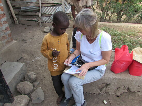 Ich erkläre ihm von wem die Post kommt und auch er erinnert sich sofort an Maria.