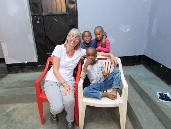 Die letzte Station für heute ist die Familie von Iddi. Er lebt bei seinen Großeltern, zusammen mit unzähligen Cousins  und Cousinen. Auch er freut sich über den Überraschungsbesuch und die Geschenke.