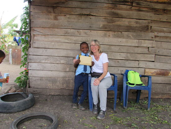 William freut sich riesig über meinen Besuch und den Briefumschlag aus Deutschland. Auf den Bildern erkennt er sofort Maria. Sie ist im letzten Jahr für einen Monat als Volontärin im Afroplan gewesen. Nun hat sie und ihre Familie vier Patenschaften übernommen.  Diese vier Kinder besuche ich heute.
