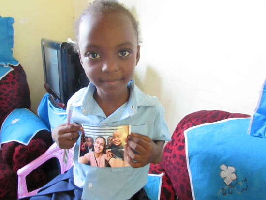 Aisha freut sich über die Post aus Deutschland.