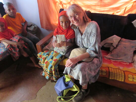 Nasra hat noch zwei Geschwister. Frank berichtet  das ihre Mutter vor Freude geweint hat, als sie erfahren hat,  daß Nasra dank einer Patenschaft zur privaten Schule gehen kann.