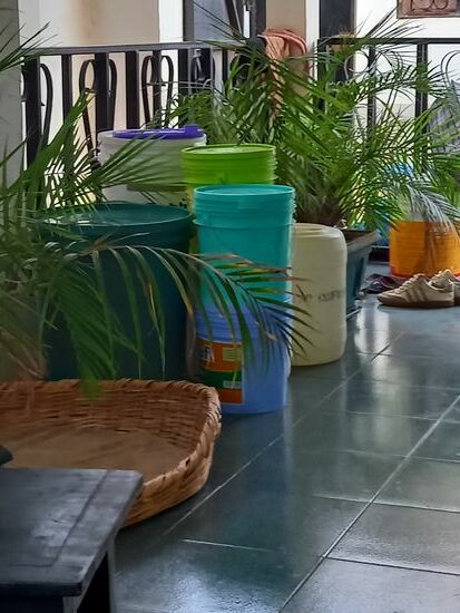 Darum stapeln sich auf der Terrasse mehr und mehr Eimer mit Wasservorat.