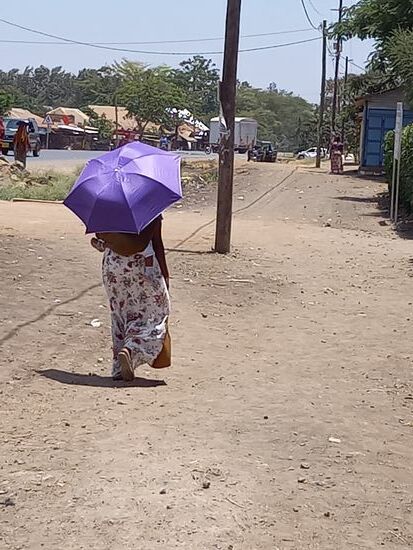 Bei sengender Hitze wird aus dem Regenschirm schnell ein Sonnenschutz.